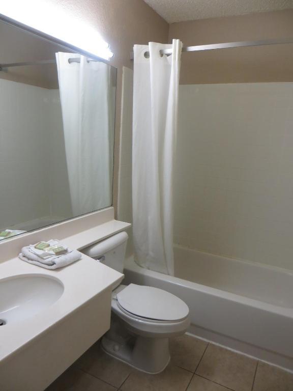 Rodeway Inn Waukegan - Gurnee Ruang foto