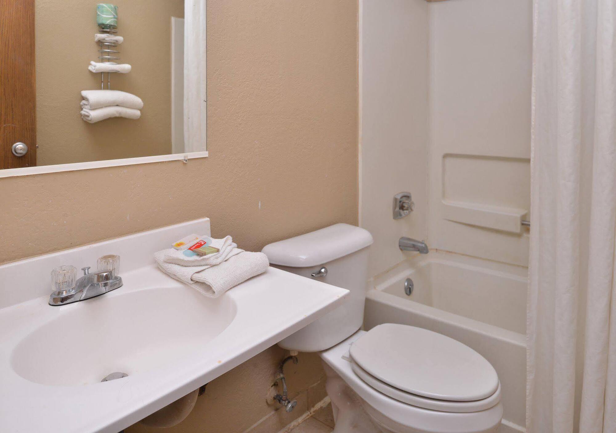 Rodeway Inn Waukegan - Gurnee Bagian luar foto